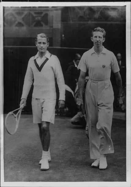 Londra, luglio 1938. Eccolo (a destra nella foto) scendere in campo sull&#39;erba del centrale per la finale contro il tennista di casa Bunny Austin. L&#39;americano vincer in modo netto: 6-1; 6-0; 6-3.